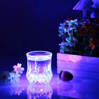 Стакан з LED підсвічуванням Flash Cup 200 мл прозора світяться чашка з автоматичним світлодіодним миготливим дном, кружка для напоїв на батарейці